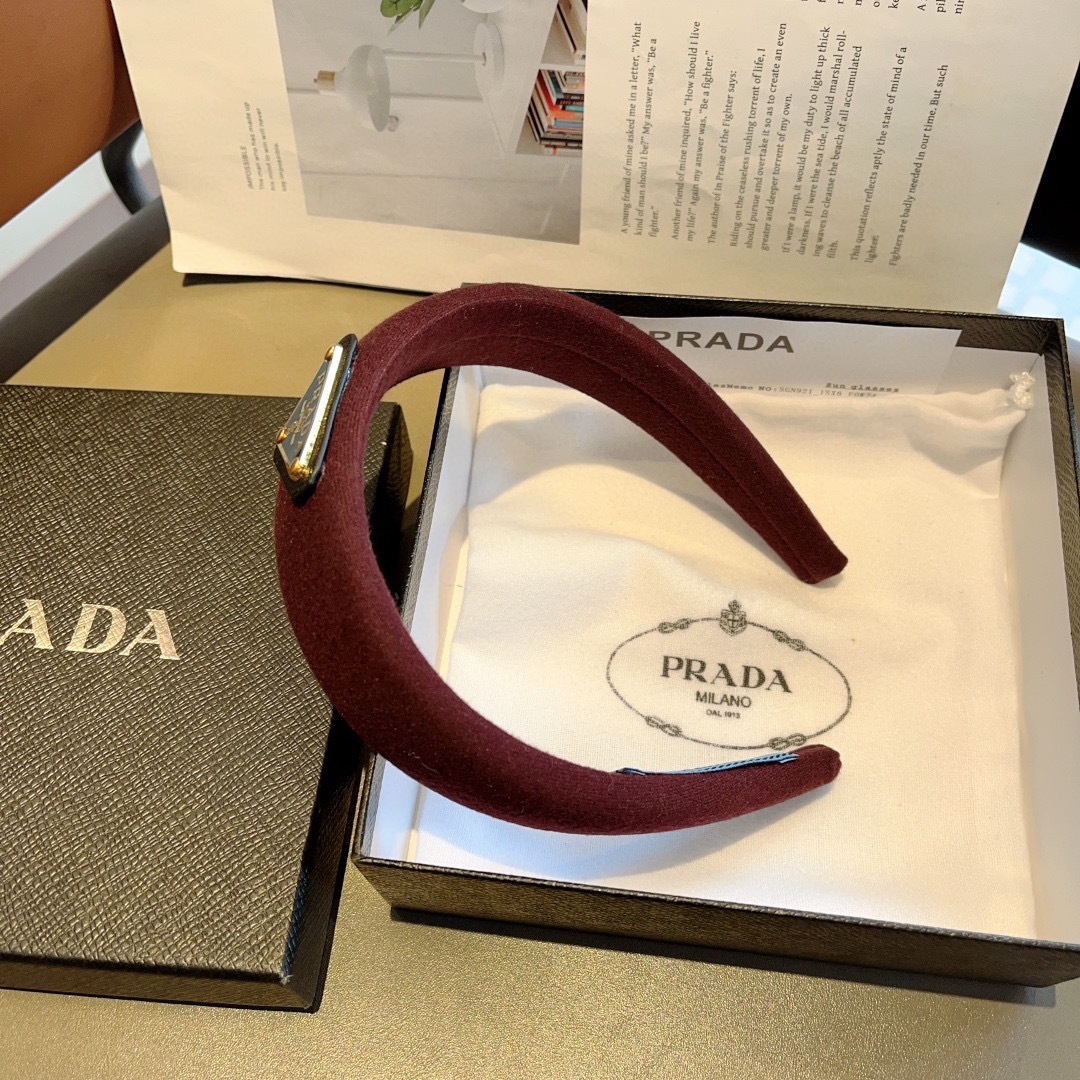 配包装
PRADA （普拉达） 秋冬新款毛呢潮流字母发箍。气质女神必备单品，非常百搭，时尚潮流， 戴上它