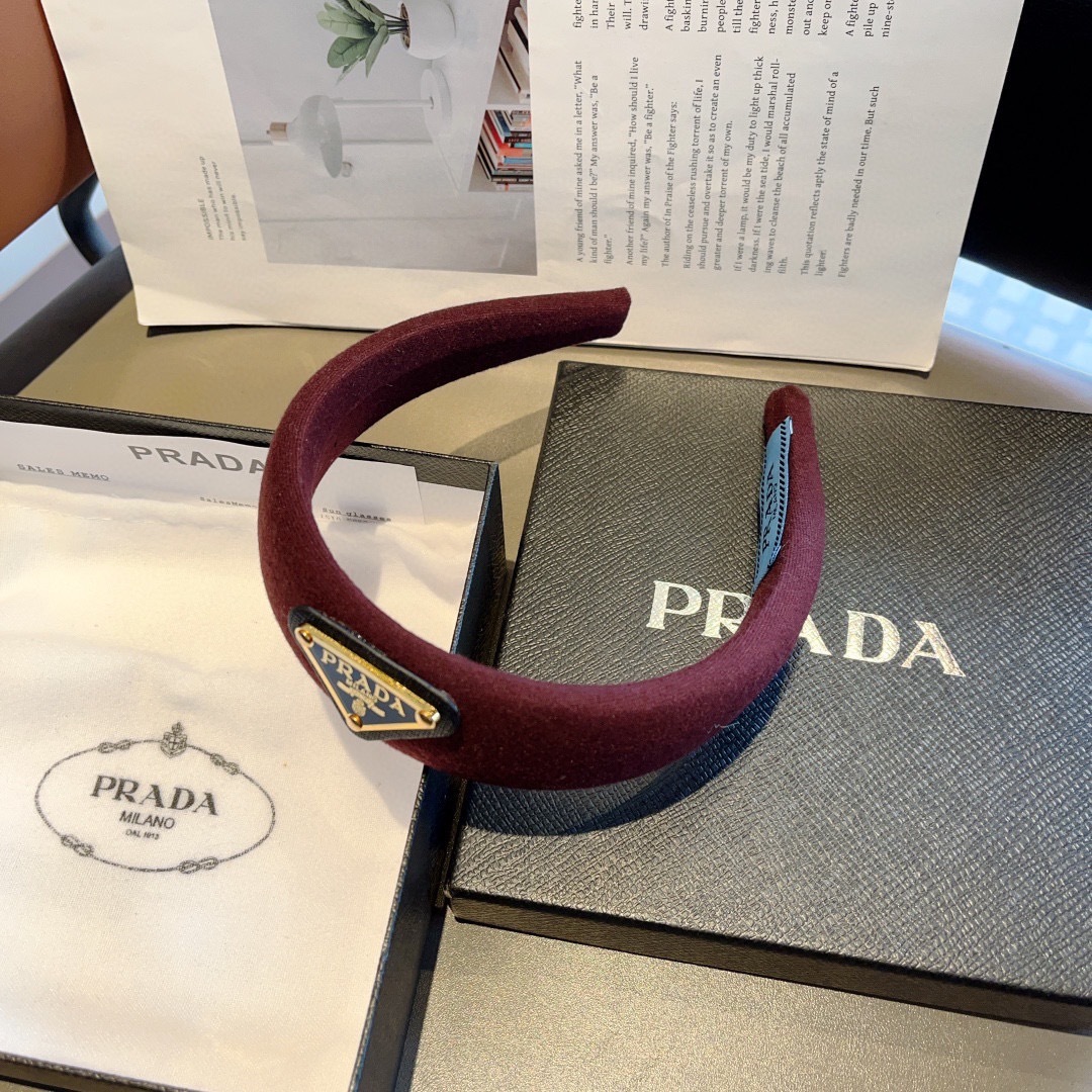 配包装
PRADA （普拉达） 秋冬新款毛呢潮流字母发箍。气质女神必备单品，非常百搭，时尚潮流， 戴上它