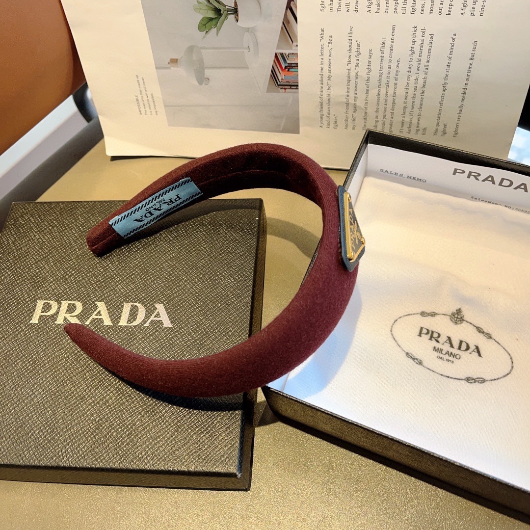 配包装
PRADA （普拉达） 秋冬新款毛呢潮流字母发箍。气质女神必备单品，非常百搭，时尚潮流， 戴上它