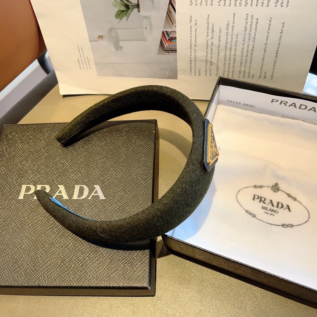 配包装
PRADA （普拉达） 秋冬新款毛呢潮流字母发箍。气质女神必备单品，非常百搭，时尚潮流， 戴上它