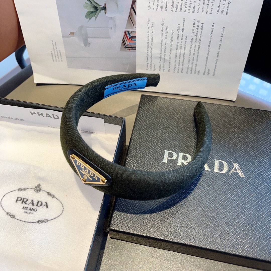 配包装
PRADA （普拉达） 秋冬新款毛呢潮流字母发箍。气质女神必备单品，非常百搭，时尚潮流， 戴上它