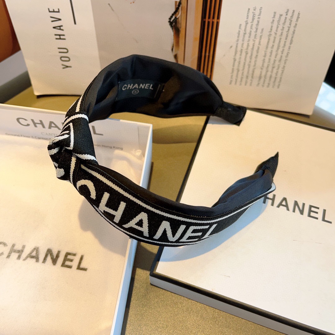 配包装
CHANEL（香奈儿）最新款小香发箍，香奶奶头箍，复古头箍，网红爆款推荐 超精致，时尚百搭！