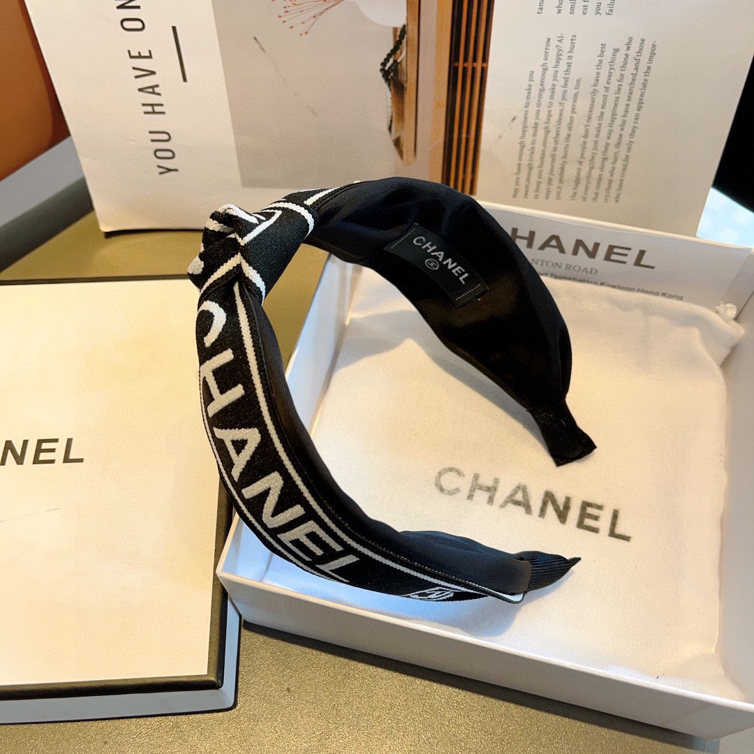 配包装
CHANEL（香奈儿）最新款小香发箍，香奶奶头箍，复古头箍，网红爆款推荐 超精致，时尚百搭！
