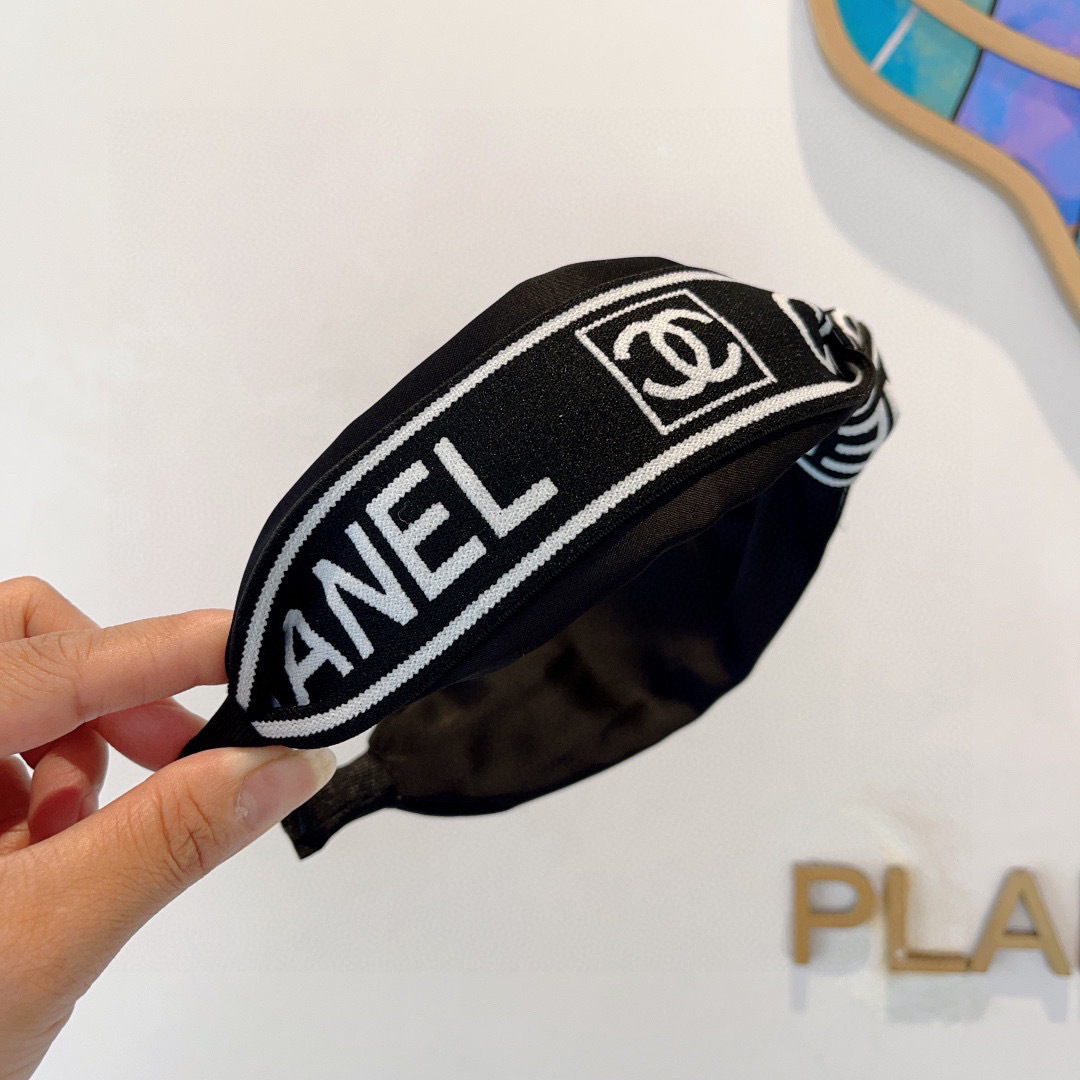 配包装
CHANEL（香奈儿）最新款小香发箍，香奶奶头箍，复古头箍，网红爆款推荐 超精致，时尚百搭！