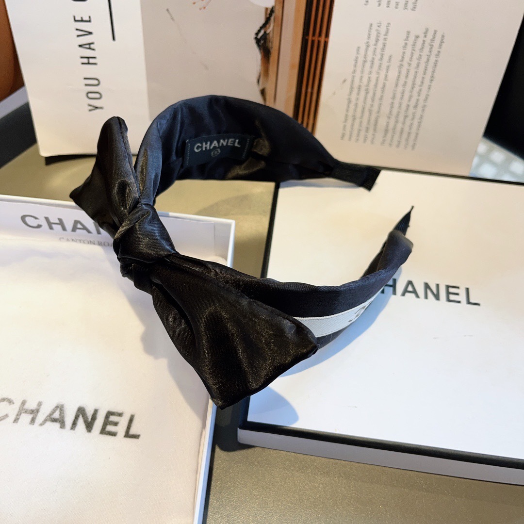 配包装
CHANEL(香奈儿)新款小香宽版蝴蝶结发箍,新品巨显脸小头箍,网红爆款推荐 搭配高端双C字母l