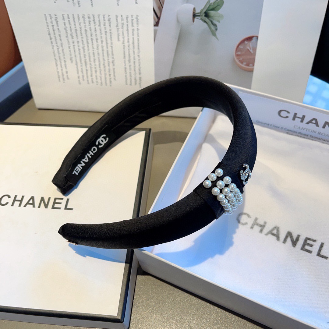 配包装
CHANEL（香奈儿）最新款小香发箍，香奶奶头箍，复古头箍，网红爆款推荐 超精致，时尚百搭！