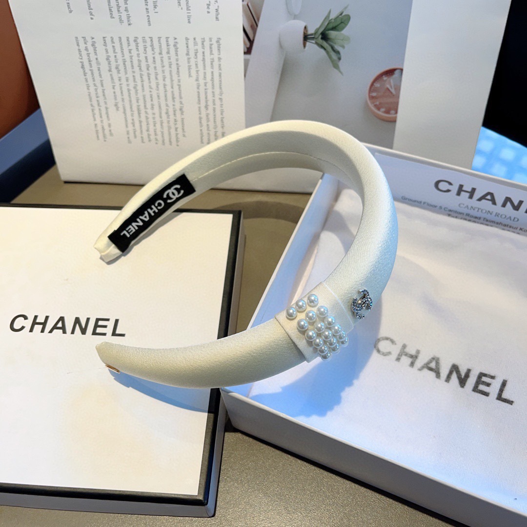 配包装
CHANEL（香奈儿）最新款小香发箍，香奶奶头箍，复古头箍，网红爆款推荐 超精致，时尚百搭！