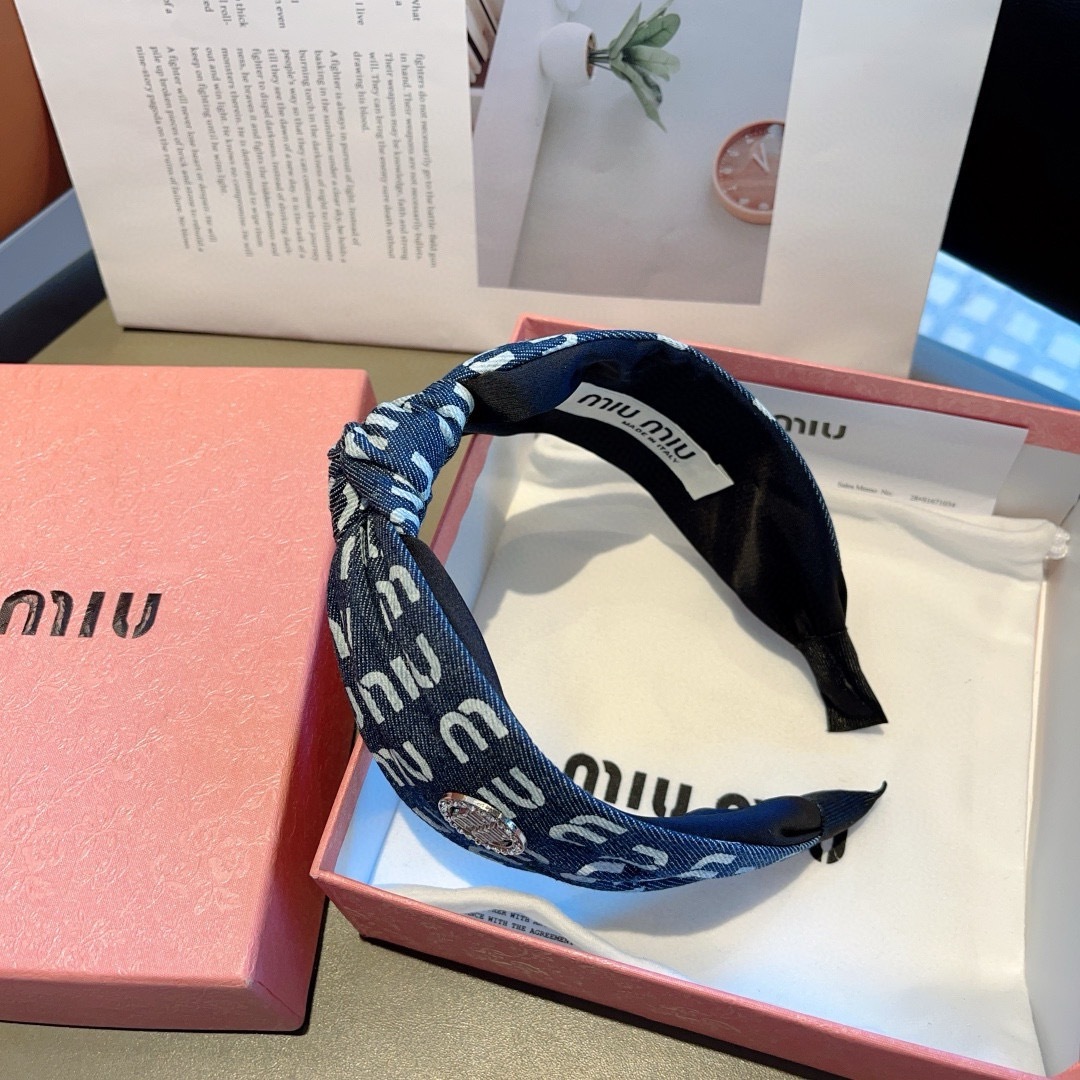 配包装
MIUMIU（缪缪）新款甜美字母手工制作牛仔布发箍，少女感简约百搭头箍、潮女必备品，超级的高大上