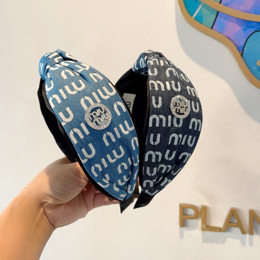 配包装
MIUMIU（缪缪）新款甜美字母手工制作牛仔布发箍，少女感简约百搭头箍、潮女必备品，超级的高大上