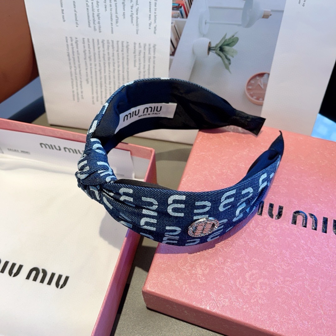 配包装
MIUMIU（缪缪）新款甜美字母手工制作牛仔布发箍，少女感简约百搭头箍、潮女必备品，超级的高大上