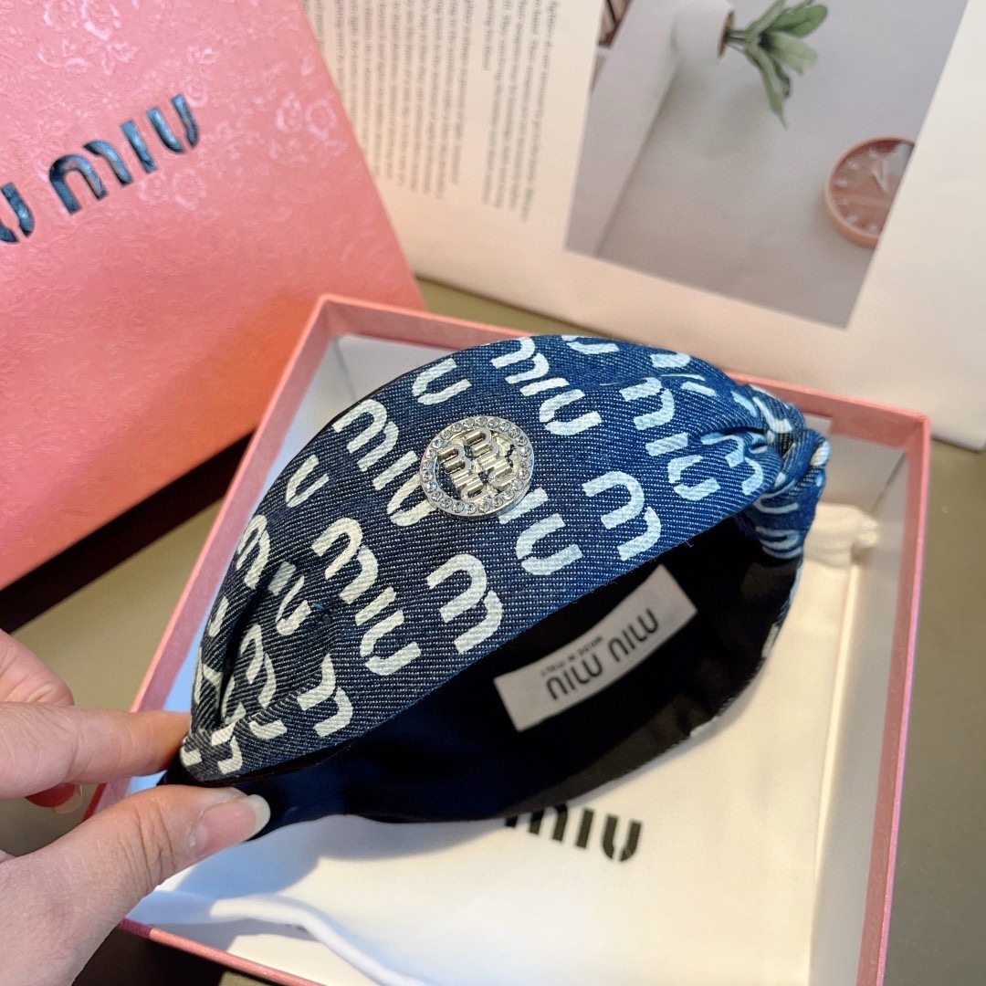 配包装
MIUMIU（缪缪）新款甜美字母手工制作牛仔布发箍，少女感简约百搭头箍、潮女必备品，超级的高大上
