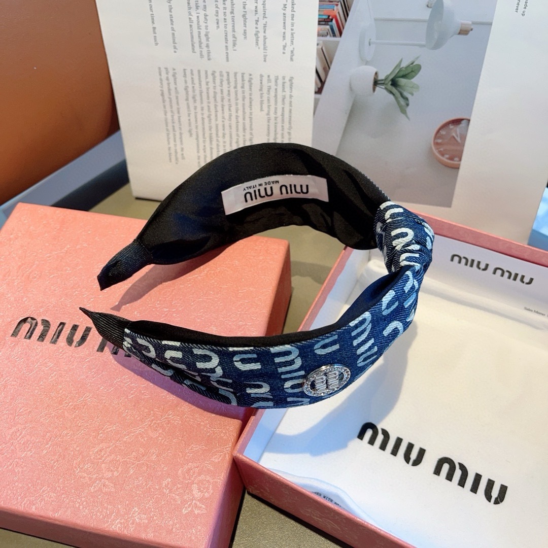 配包装
MIUMIU（缪缪）新款甜美字母手工制作牛仔布发箍，少女感简约百搭头箍、潮女必备品，超级的高大上