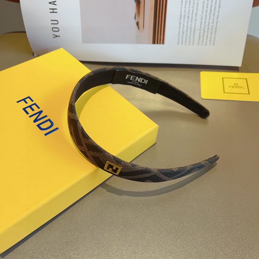 配包装
FENDI 芬迪 火爆新款发箍，复古头箍，简约百搭，潮女必备品，超级的高大上！