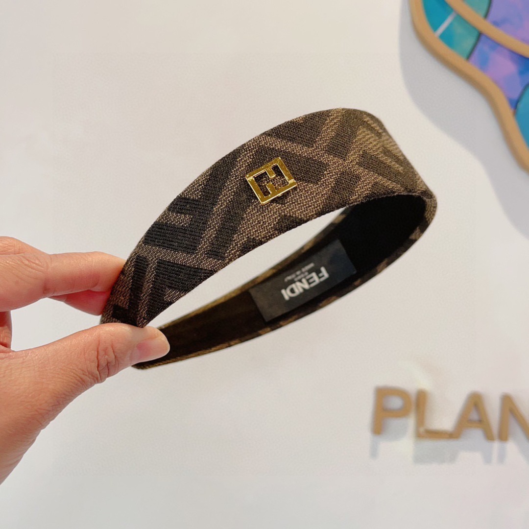 配包装
FENDI 芬迪 火爆新款发箍，复古头箍，简约百搭，潮女必备品，超级的高大上！