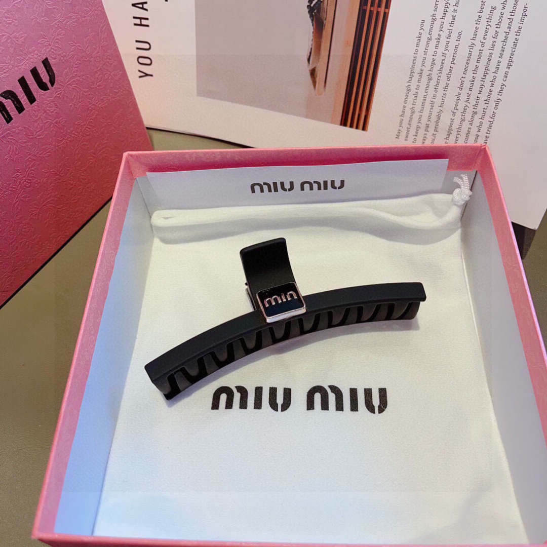 配包装
MIUMIU（缪缪）新款手工网红抓夹，高级感字母简约复古磨砂发夹原单货，简约百搭，潮女必备品，超
