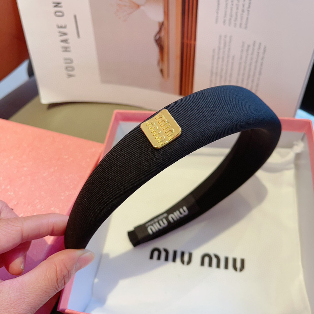 配包装
MIUMIU(缪缪)新款甜美字母手工制作发箍,少女感简约百搭头箍、潮女必备品,超级的高大上!