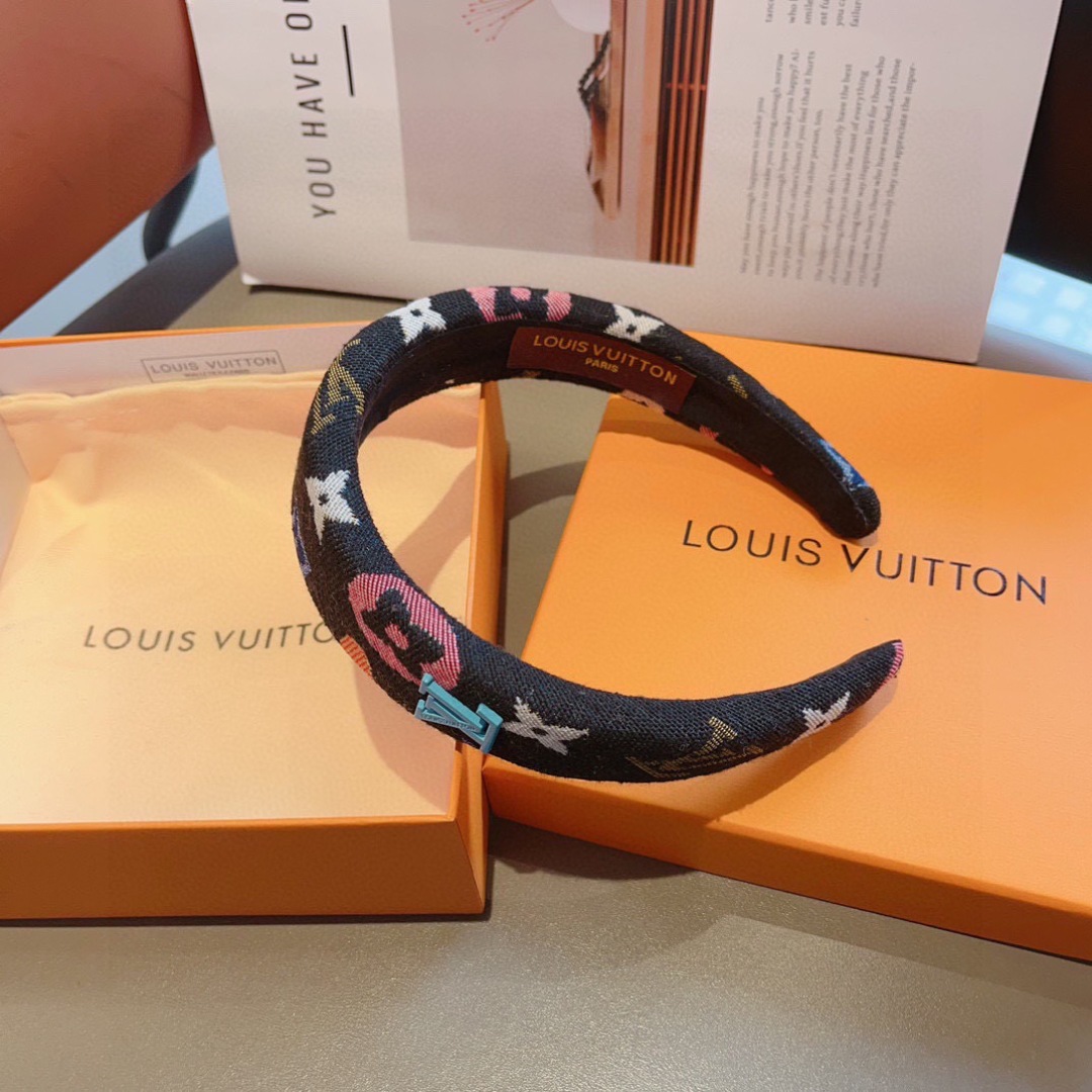 配包装
LV 路易威登 涂鸦火爆新款发箍，时尚可爱宽边头箍，专柜最新款来袭💕时尚百搭，女神必入  ！