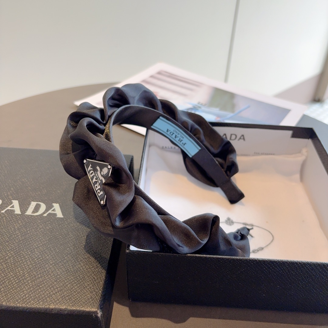 配包装
PRADA （普拉达） 新款潮流褶皱三角标发箍。气质女神必备单品。非常百搭，时尚潮流， 戴上它满