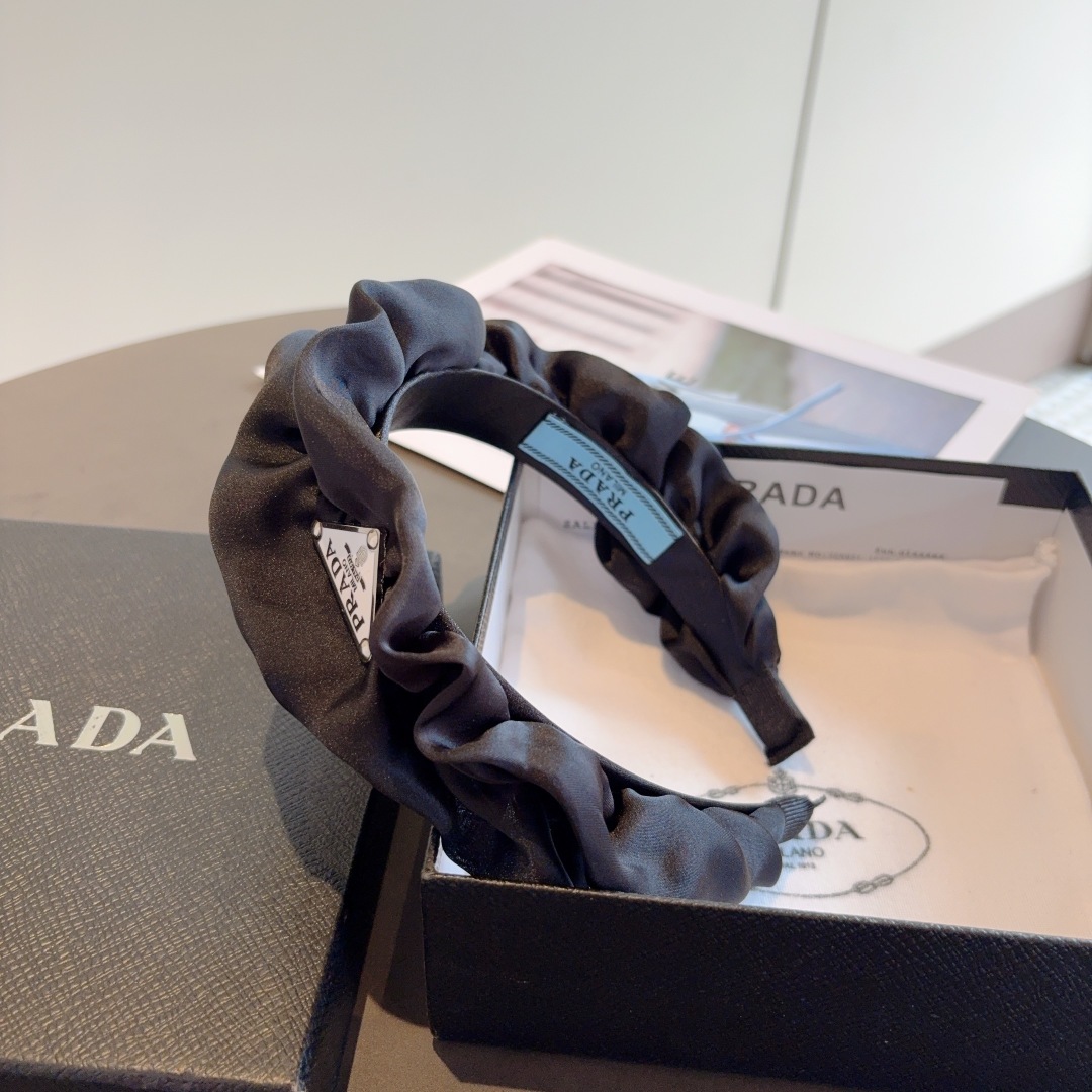 配包装
PRADA （普拉达） 新款潮流褶皱三角标发箍。气质女神必备单品。非常百搭，时尚潮流， 戴上它满