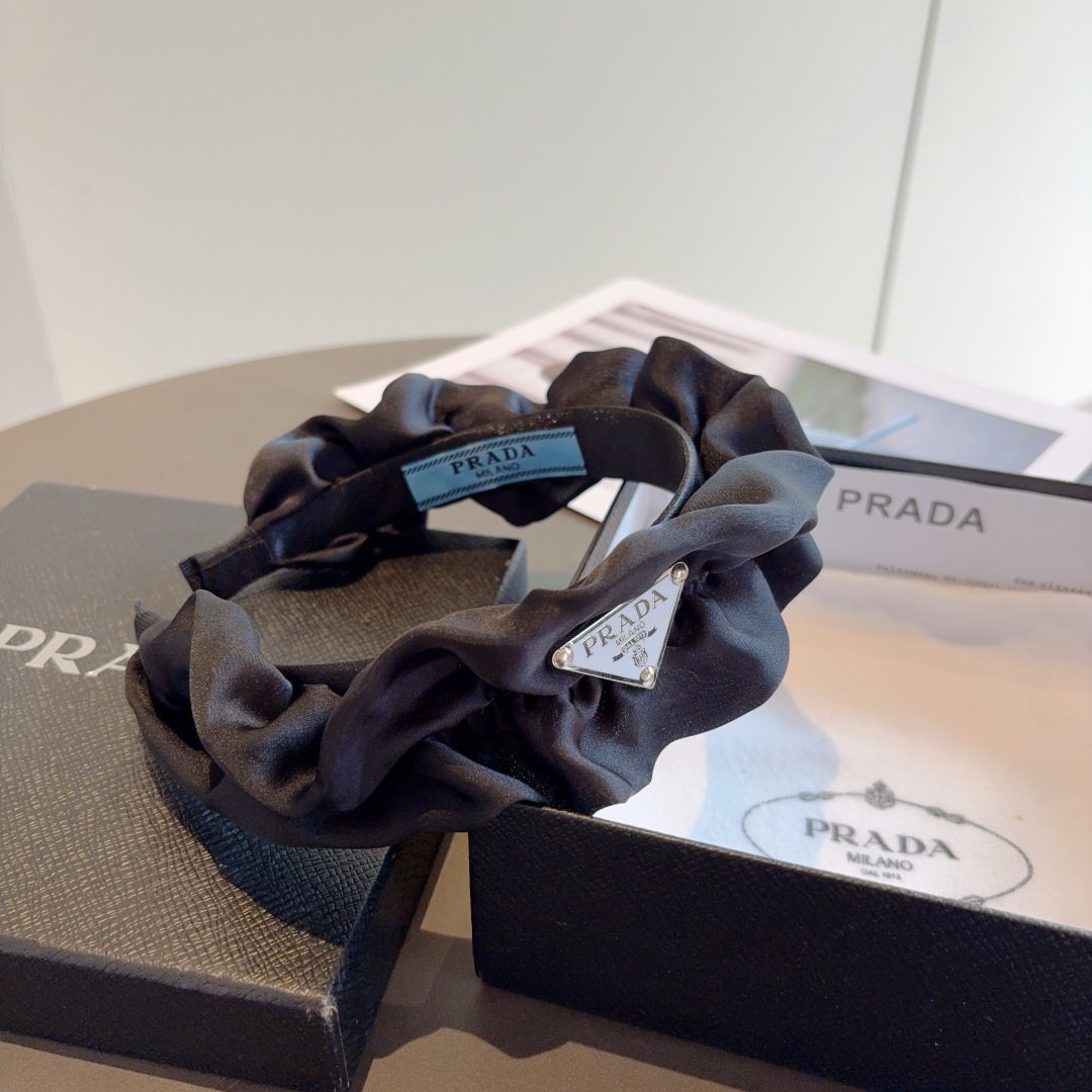 配包装
PRADA （普拉达） 新款潮流褶皱三角标发箍。气质女神必备单品。非常百搭，时尚潮流， 戴上它满