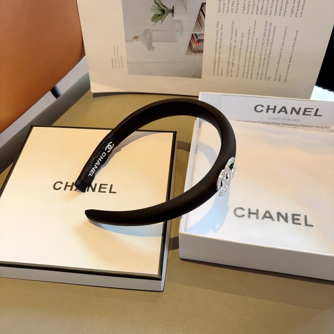 配包装
CHANEL（香奈儿）最新款小香发箍，香奶奶头箍，复古头箍，网红爆款推荐 超精致，时尚百搭！