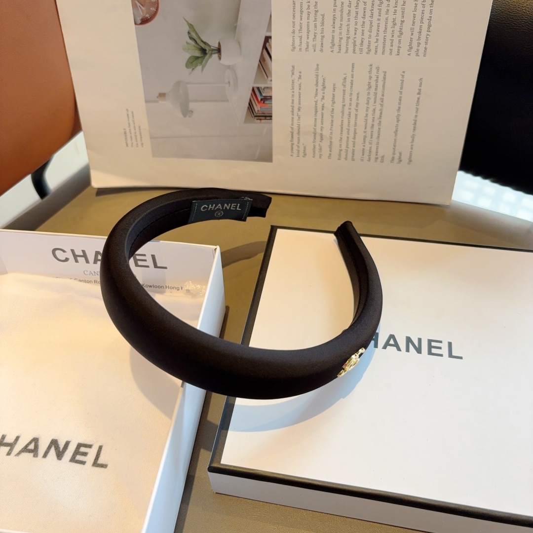 配包装
CHANEL（香奈儿）新款小香缎面发箍，香奶奶头箍，复古头箍，网红爆款推荐 超精致，时尚百搭！