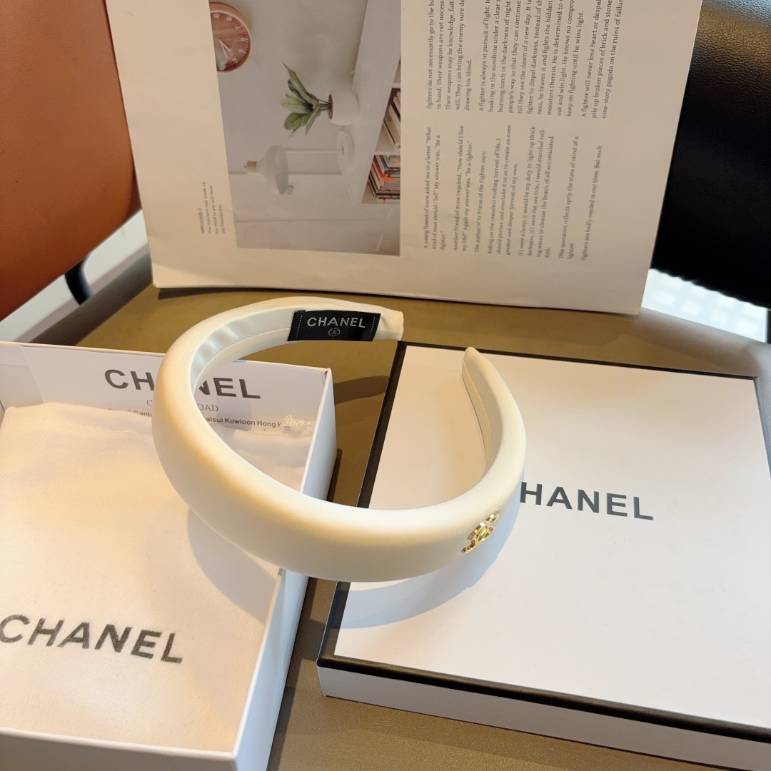 配包装
CHANEL（香奈儿）新款小香缎面发箍，香奶奶头箍，复古头箍，网红爆款推荐 超精致，时尚百搭！