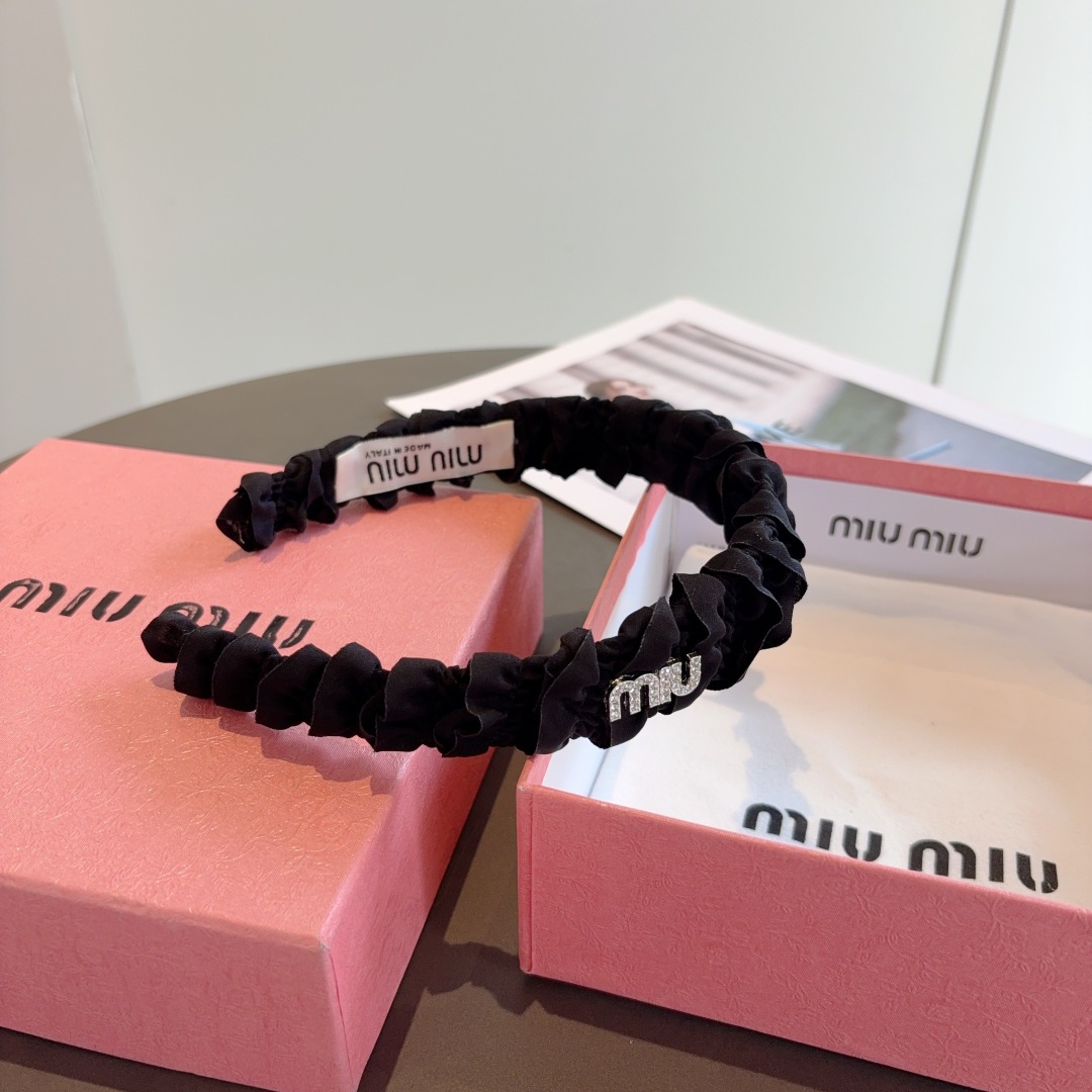 配包装
miumiu 缪缪  新款褶皱发箍，金属字母logo头箍！特制面料简约洋气显质感、经典百搭少女风
