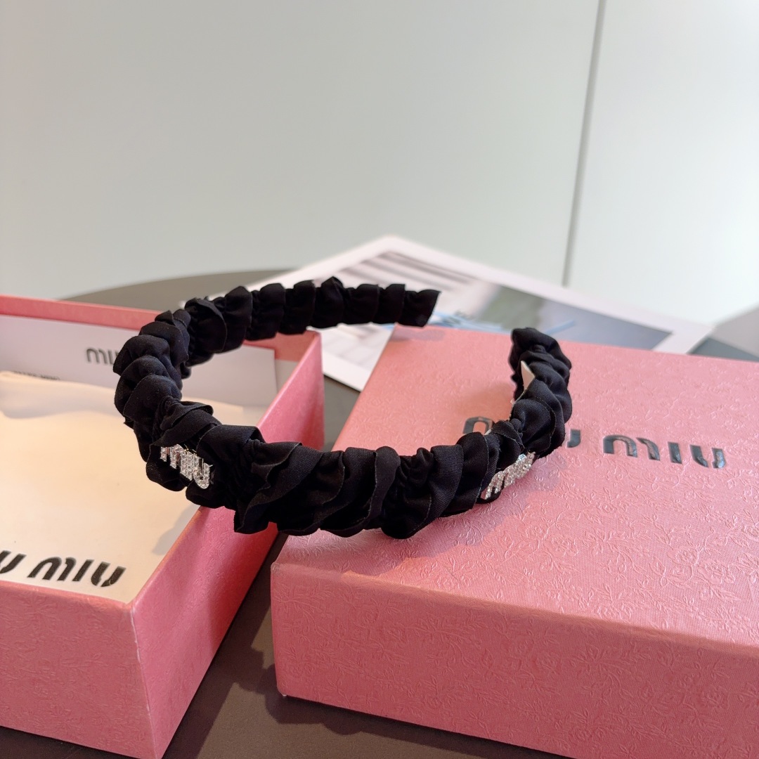 配包装
miumiu 缪缪  新款褶皱发箍，金属字母logo头箍！特制面料简约洋气显质感、经典百搭少女风