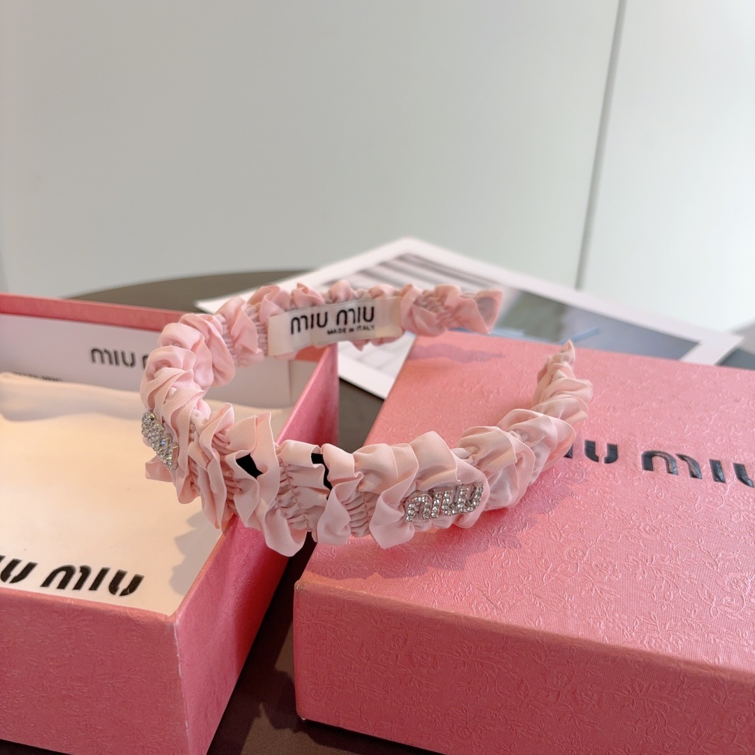 配包装
miumiu 缪缪  新款褶皱发箍,金属字母logo头箍!特制面料简约洋气显质感、经典百搭少女风