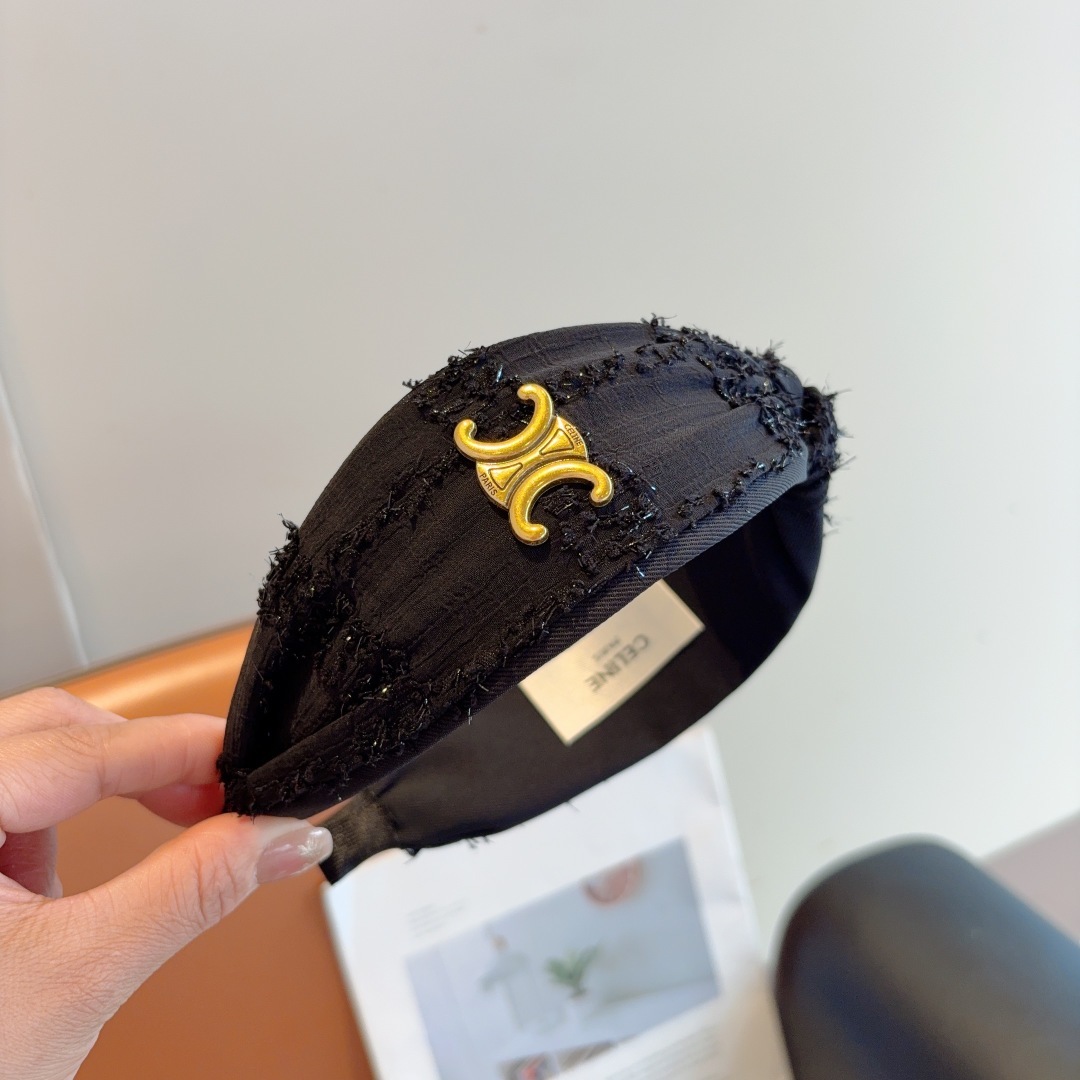 配包装
CELINE(赛琳)新品网红同款发箍,佩戴舒适无压力,造型搭配必备!时尚外出百搭款发饰!