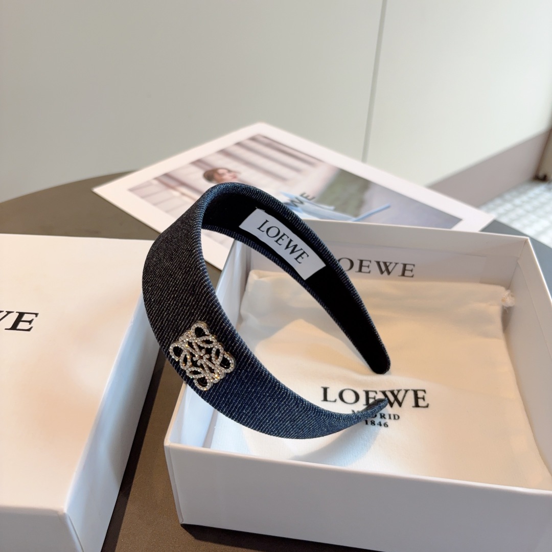 配包装
LOEWE（罗意威）火爆新款牛仔布发箍💕特供面料头箍、尖端网红最新款来袭 ！ 让你的魅力绽放 清