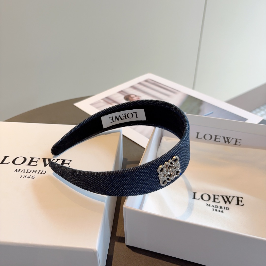 配包装
LOEWE（罗意威）火爆新款牛仔布发箍💕特供面料头箍、尖端网红最新款来袭 ！ 让你的魅力绽放 清