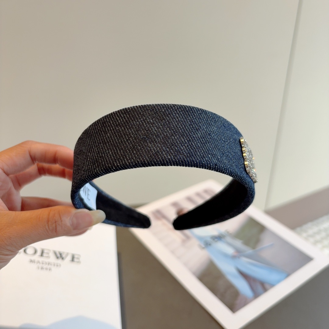 配包装
LOEWE（罗意威）火爆新款牛仔布发箍💕特供面料头箍、尖端网红最新款来袭 ！ 让你的魅力绽放 清