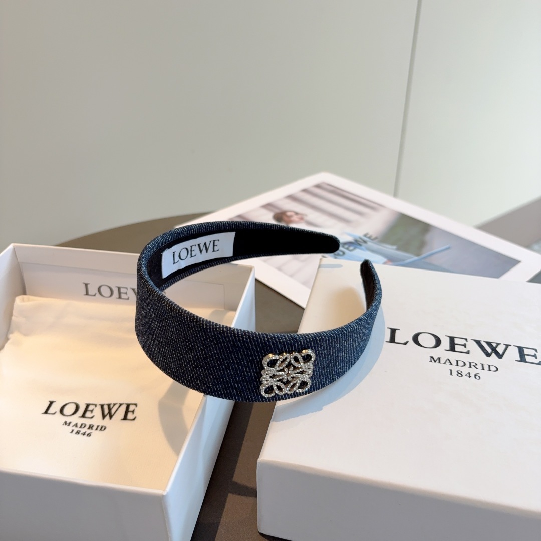 配包装
LOEWE（罗意威）火爆新款牛仔布发箍💕特供面料头箍、尖端网红最新款来袭 ！ 让你的魅力绽放 清
