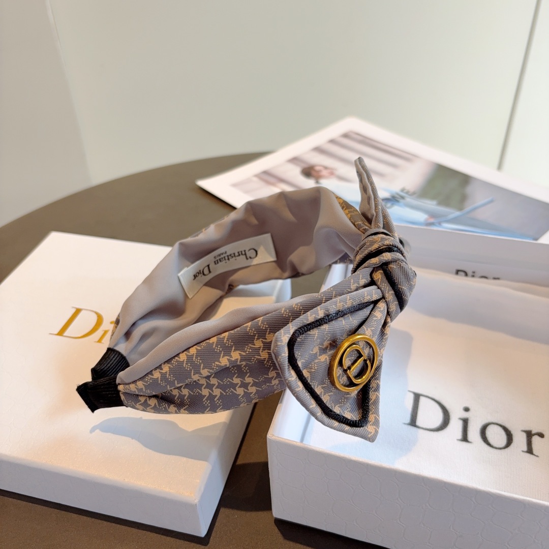 配包装
Dior（迪奥） 火爆新款蝴蝶结发箍,专柜原单货，让你的魅力绽放 清新淑女范让时尚更简单。