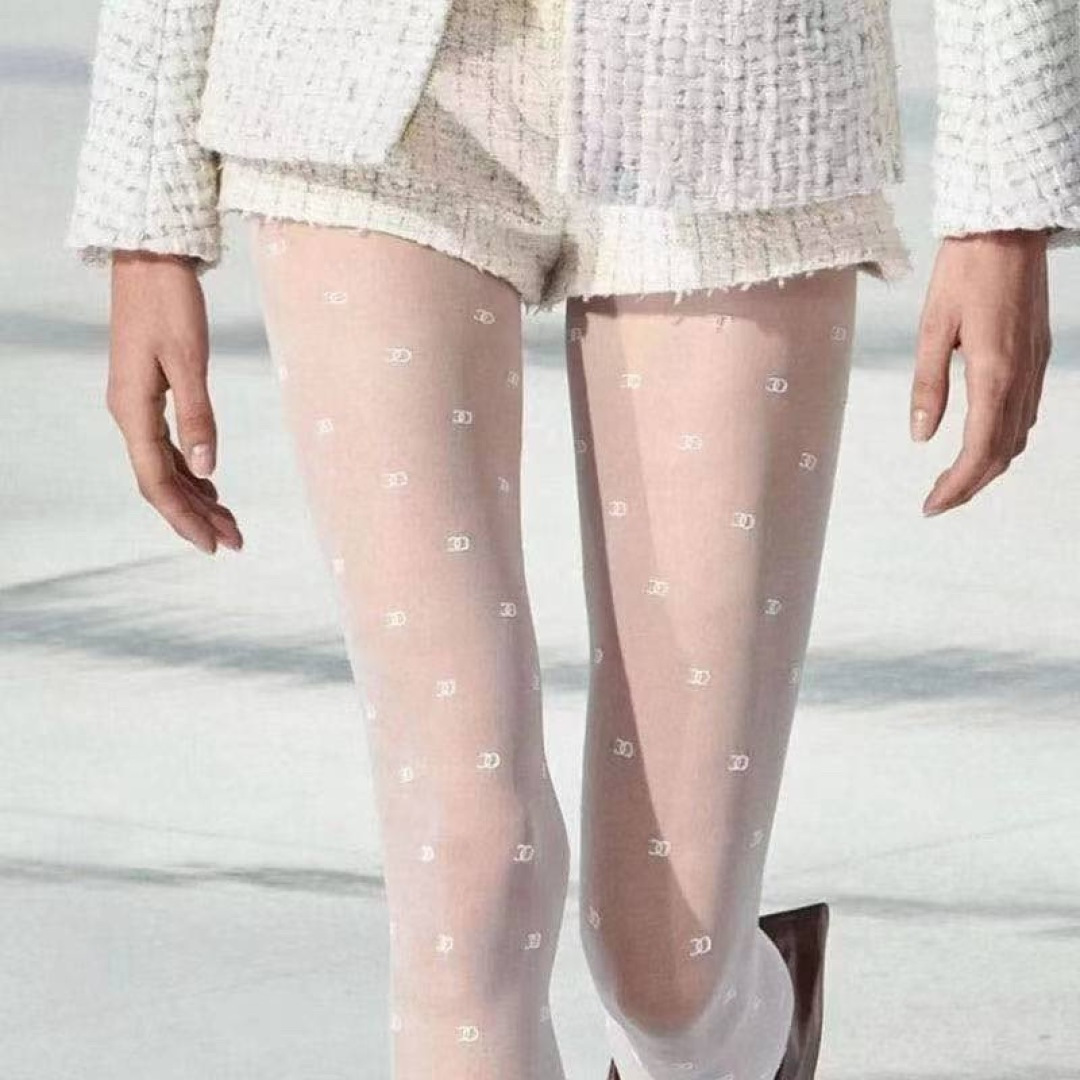 NO:362669,Packaging [one box 1 pair] CHANEL classic flocked letter stockings. European and American big-name pantyhose one to one higher version, which can be seen!  A must-have item for trendy people in autumn and winter!  socks, stockings, chanel, chanel, socks19860909配包装【一盒1双】 CHANEL 香奈儿经典植绒字母丝袜 欧美大牌裤袜一比一高版本制作,可以看得到的工艺！潮人秋冬必备单品！袜子丝袜,袜子,chanel,chanel,socks,accessory
