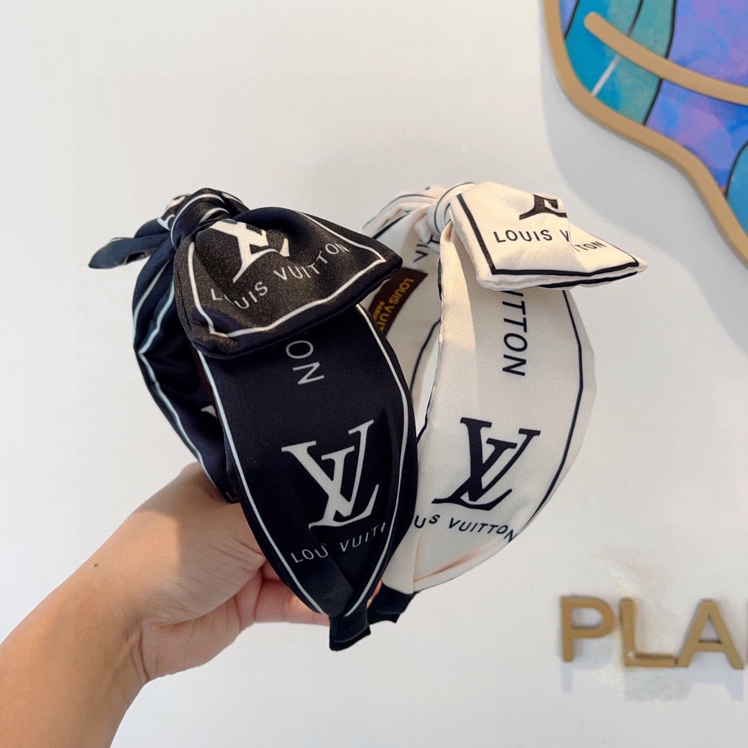配包装
LV 路易威登 火爆新款宽版蝴蝶结发箍，时尚头箍，专柜最最新款来袭💕时尚百搭，女神必入  ！