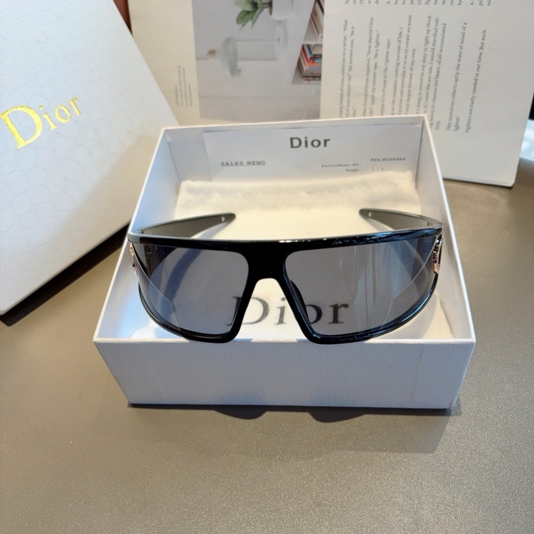 配包装 
DIOR（迪奥）CD太阳镜 可发箍又可眼镜 双用
绝妙设计时髦先锋 超级火爆款！