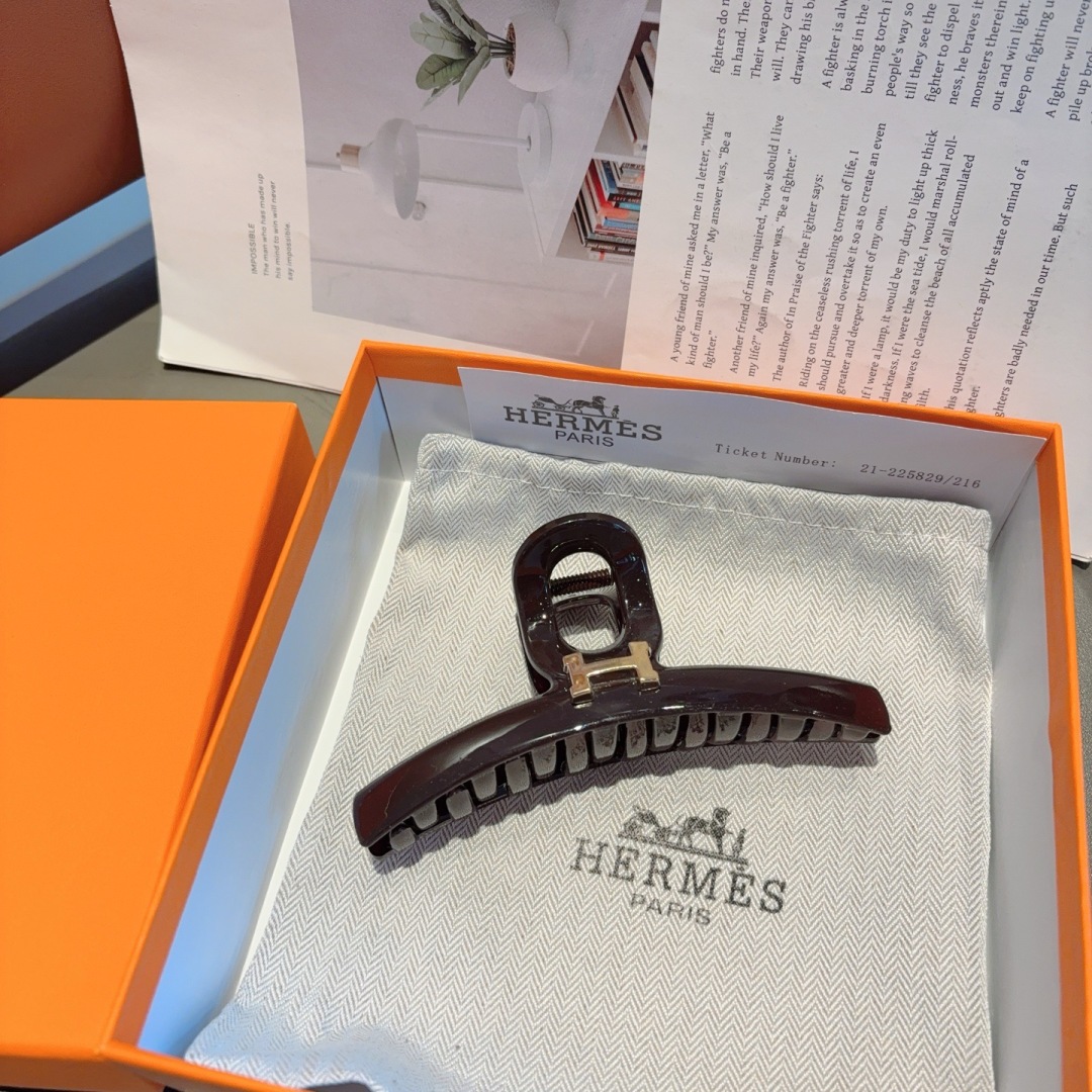 配包装
HERMES（爱马仕）新款韩版双H抓夹 大号鲨鱼夹，简约经典字母logo， 超精致百搭，转图必爆