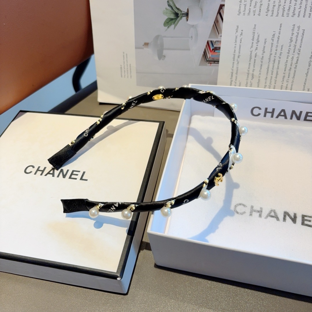 配包装
CHANEL（香奈儿）新款小香发箍，新品甜美珍珠头箍，网红爆款推荐 搭配高端双Ｃlogo ，超精