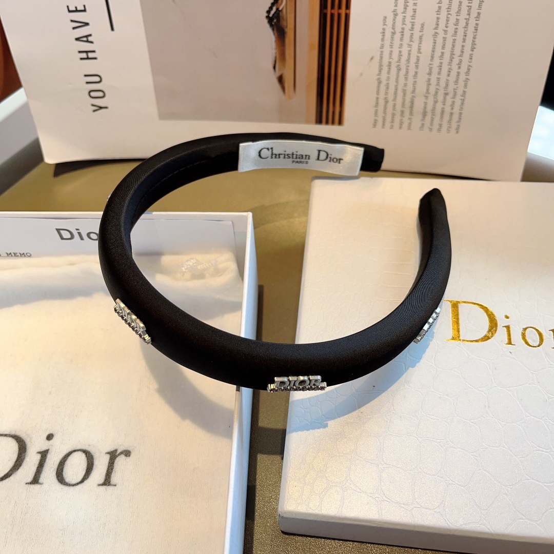 配包装
Dior（迪奥） 火爆新款窄版发箍,专柜品质头箍  让你的魅力绽放 清新淑女范让时尚更简单。