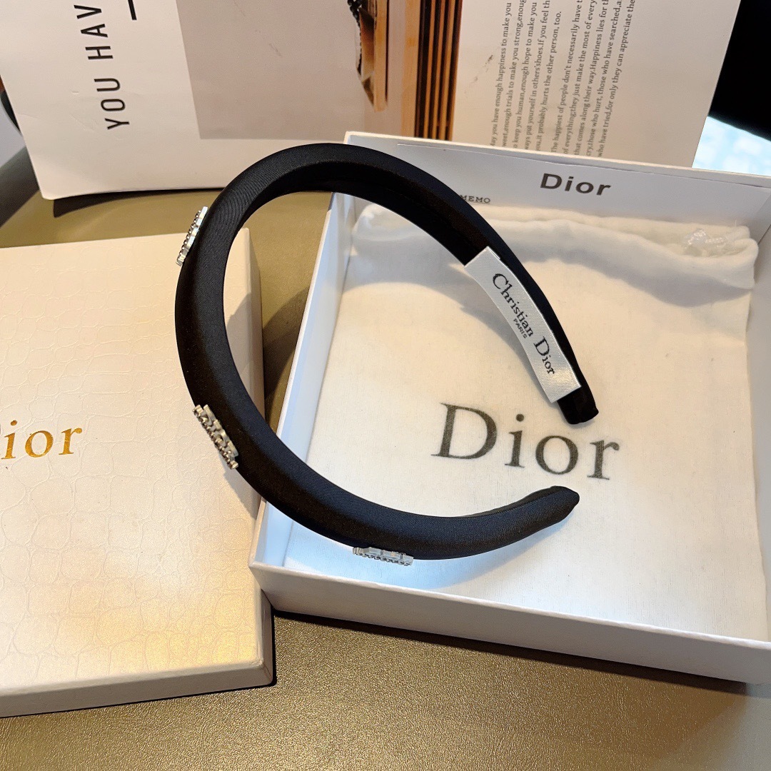 配包装
Dior（迪奥） 火爆新款窄版发箍,专柜品质头箍  让你的魅力绽放 清新淑女范让时尚更简单。