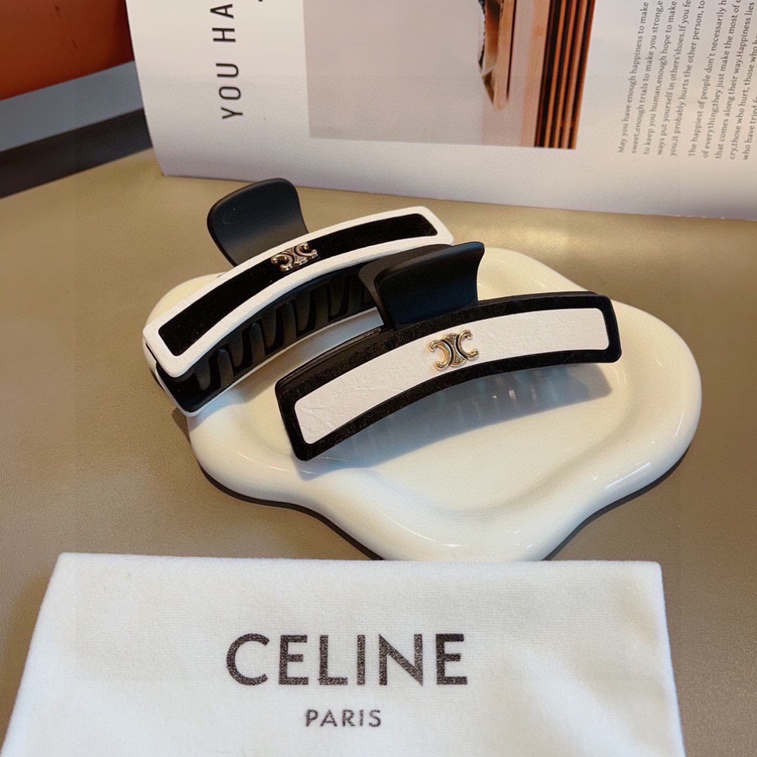 配包装
CELINE（赛琳） 凯旋门新款复古皮质抓夹 鸭嘴夹发夹，经典字母logo弹簧夹， 超精致，转图