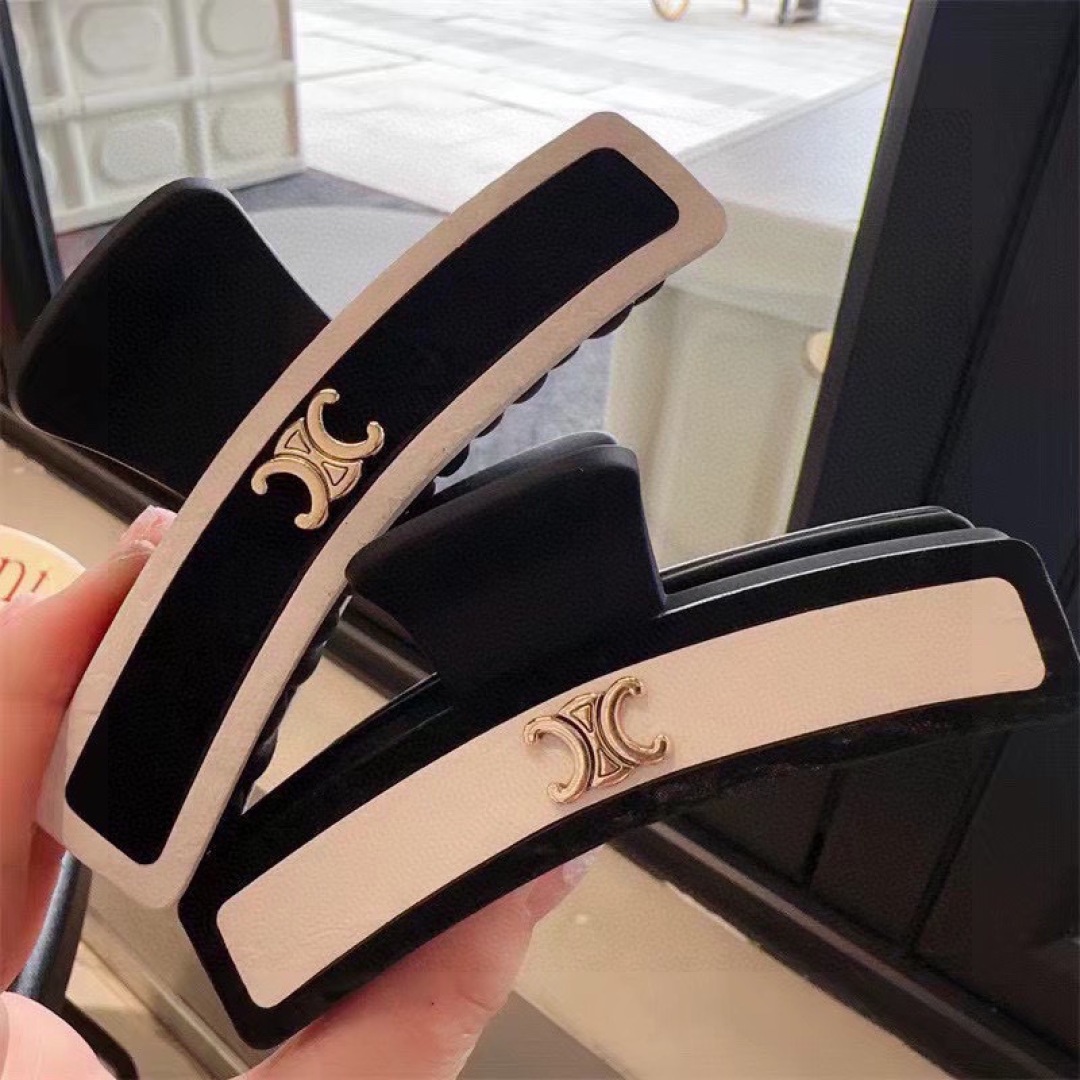 配包装
CELINE（赛琳） 凯旋门新款复古皮质抓夹 鸭嘴夹发夹，经典字母logo弹簧夹， 超精致，转图