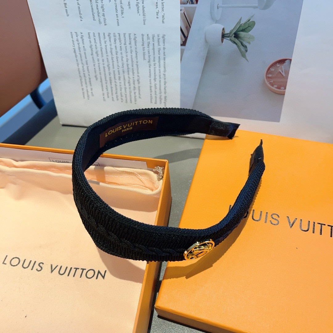 配包装
LV 路易威登 秋冬新款针织毛线发箍，时尚可爱宽边头箍，专柜最新款来袭💕时尚百搭，女神必入  ！