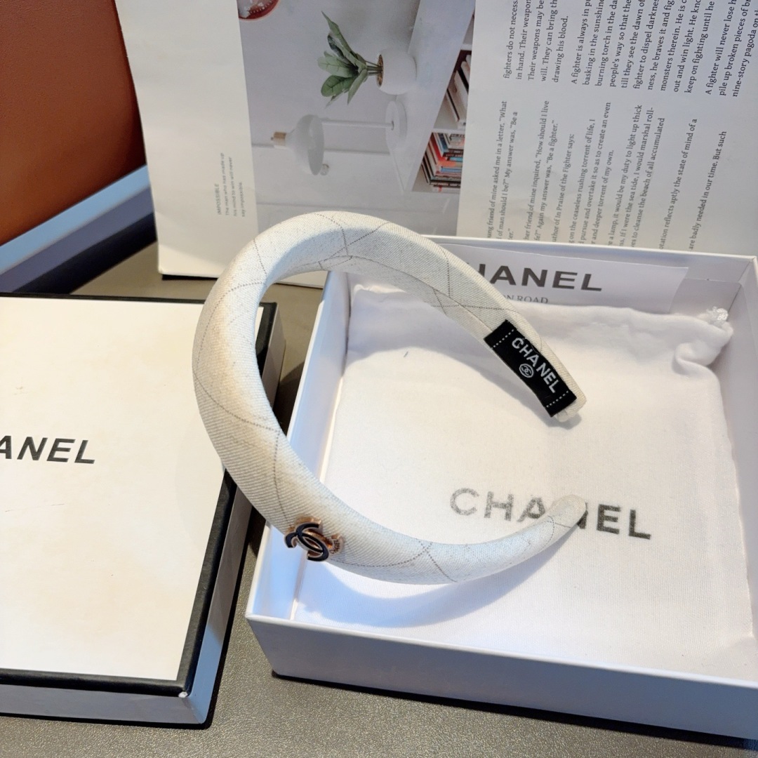 配包装
CHANEL（香奈儿）最新款小香发箍，新品巨显脸小头箍，网红爆款推荐 搭配高端双Ｃlogo ，超