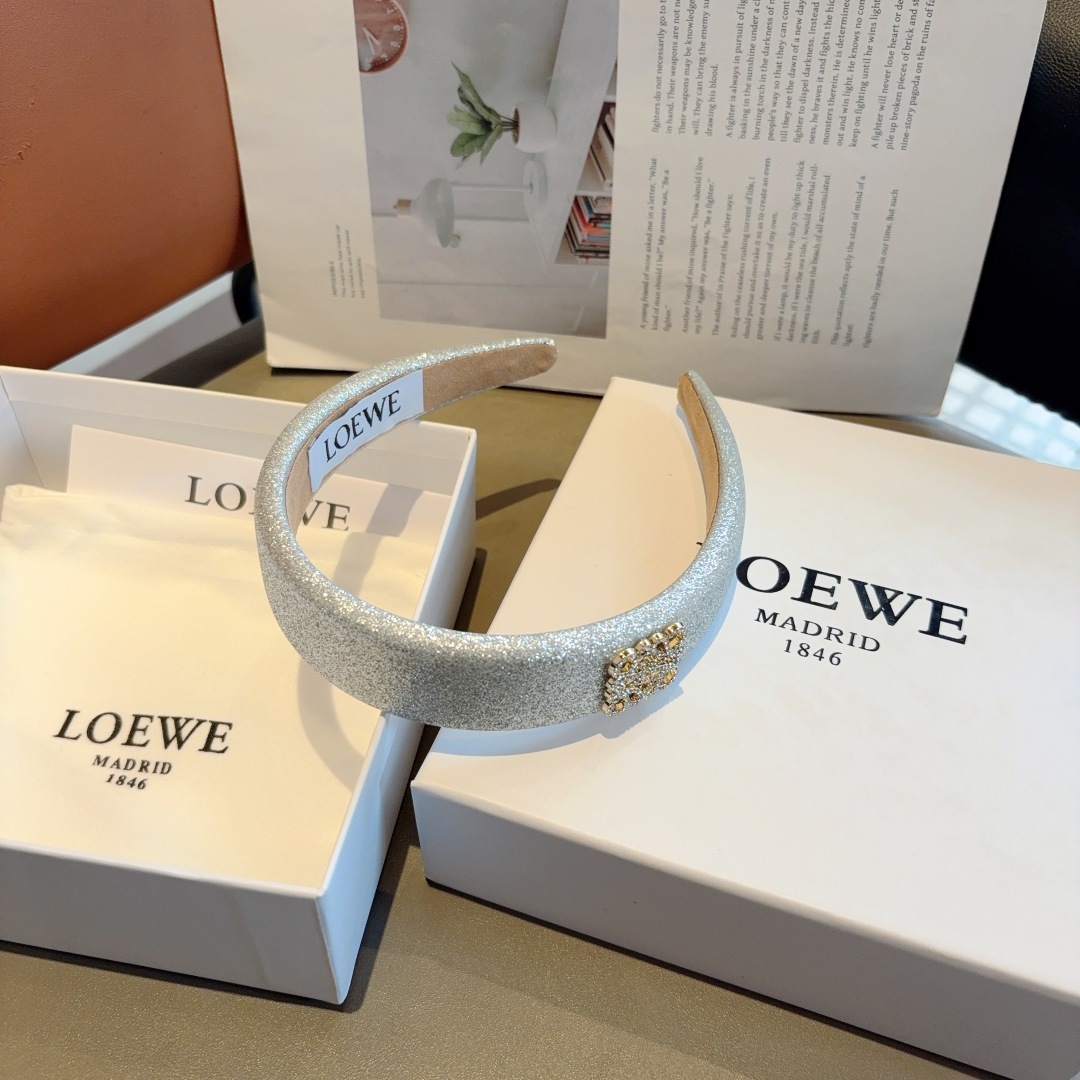 配包装
LOEWE(罗意威)新款海绵发箍💕特供面料头箍、尖端网红最新款来袭 ! 让你的魅力绽放 清新淑女