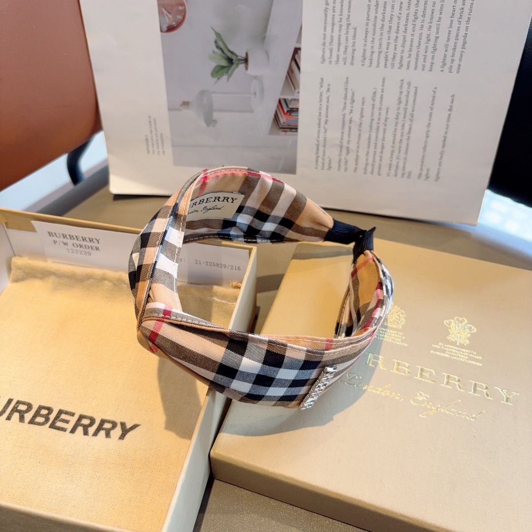 配包装
巴宝莉BURBERRY 新款高版本交叉款发箍，客供面料 🎀细节全部实拍！非常耐看又百搭、适合各种