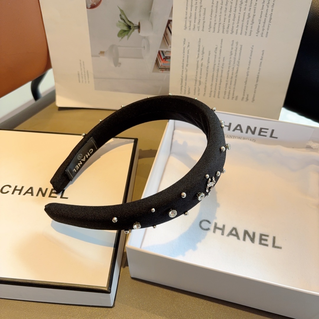 配包装
CHANEL（香奈儿）最新款小香带钻发箍，新品巨显脸小头箍，网红爆款推荐 搭配高端双Ｃlogo 